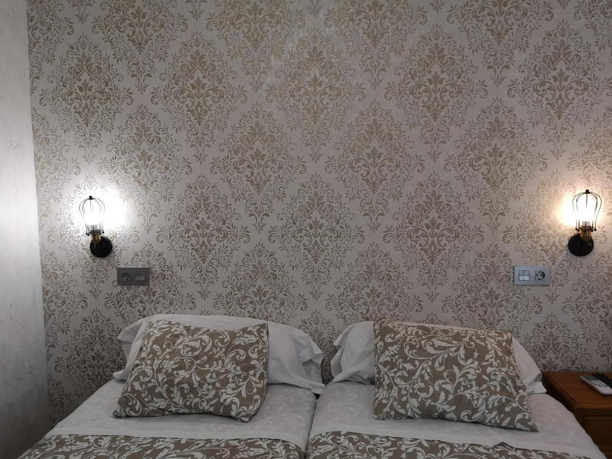 Hostal Juan Bravo Segovia Bagian luar foto